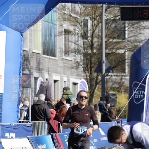 06.04.2025 - 44. Internationalen Wilhelmsburger Insellauf A. Gomolzig http://msf.ph/oto/7557110 06.04.2025 10:20:59 Ziel 4018, 4215, 4514 meine-sportfotos.de