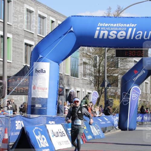 06.04.2025 - 44. Internationalen Wilhelmsburger Insellauf A. Gomolzig http://msf.ph/oto/7557181 06.04.2025 10:20:01 Ziel 5226 meine-sportfotos.de