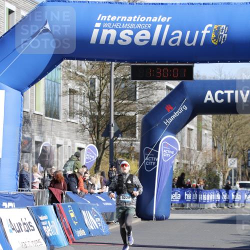 06.04.2025 - 44. Internationalen Wilhelmsburger Insellauf A. Gomolzig http://msf.ph/oto/7557187 06.04.2025 10:19:59 Ziel 5226 meine-sportfotos.de
