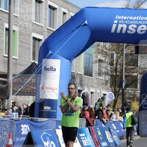 06.04.2025 - 44. Internationalen Wilhelmsburger Insellauf A. Gomolzig http://msf.ph/oto/7557194 06.04.2025 10:19:45 Ziel 4256 meine-sportfotos.de