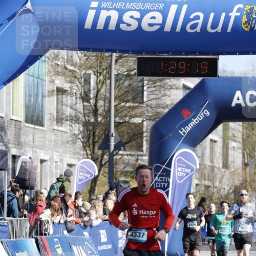 06.04.2025 - 44. Internationalen Wilhelmsburger Insellauf A. Gomolzig http://msf.ph/oto/7557227 06.04.2025 10:19:18 Ziel 3027, 3103, 4537 meine-sportfotos.de