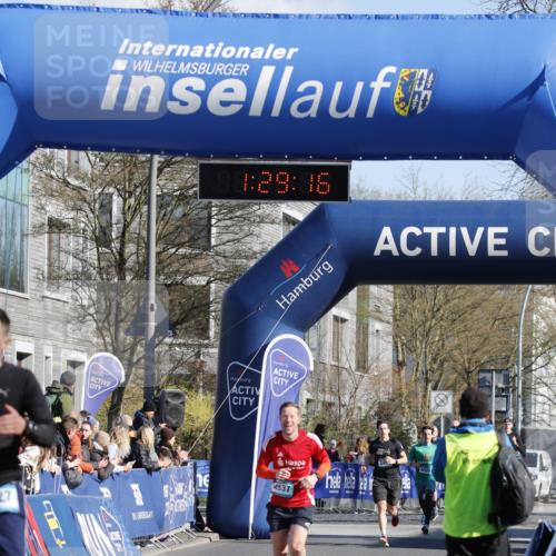 06.04.2025 - 44. Internationalen Wilhelmsburger Insellauf A. Gomolzig http://msf.ph/oto/7557233 06.04.2025 10:19:15 Ziel 3027, 3103, 4537 meine-sportfotos.de