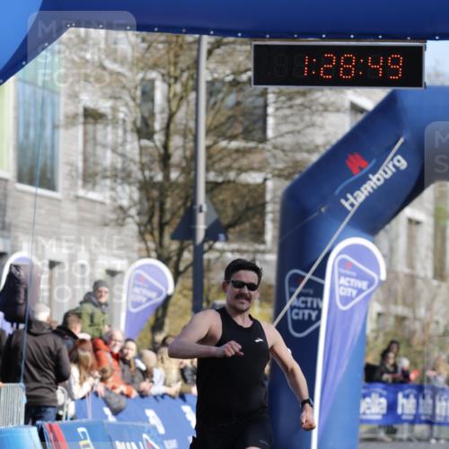 06.04.2025 - 44. Internationalen Wilhelmsburger Insellauf A. Gomolzig http://msf.ph/oto/7557270 06.04.2025 10:18:47 Ziel 3203, 3643, 3739 meine-sportfotos.de