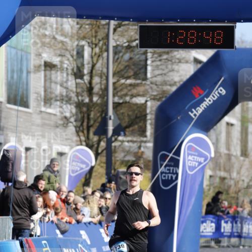06.04.2025 - 44. Internationalen Wilhelmsburger Insellauf A. Gomolzig http://msf.ph/oto/7557273 06.04.2025 10:18:46 Ziel 3203, 3643, 3739 meine-sportfotos.de