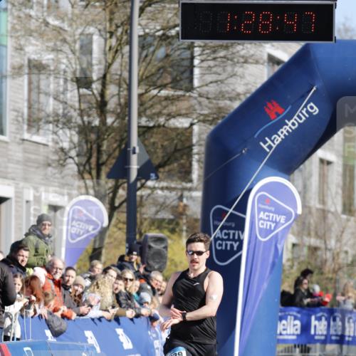 06.04.2025 - 44. Internationalen Wilhelmsburger Insellauf A. Gomolzig http://msf.ph/oto/7557279 06.04.2025 10:18:45 Ziel 3203, 3643, 3739 meine-sportfotos.de