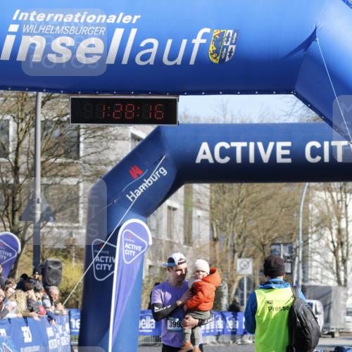06.04.2025 - 44. Internationalen Wilhelmsburger Insellauf A. Gomolzig http://msf.ph/oto/7557324 06.04.2025 10:18:14 Ziel 3368, 3994 meine-sportfotos.de