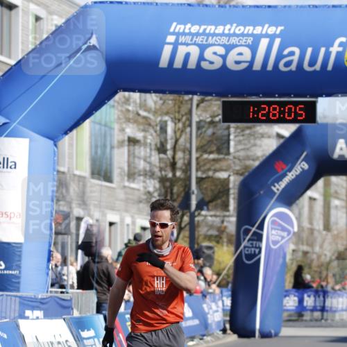06.04.2025 - 44. Internationalen Wilhelmsburger Insellauf A. Gomolzig http://msf.ph/oto/7557334 06.04.2025 10:18:03 Ziel 3514 meine-sportfotos.de