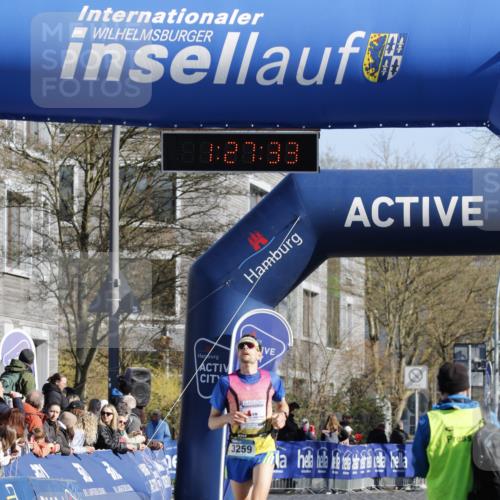 06.04.2025 - 44. Internationalen Wilhelmsburger Insellauf A. Gomolzig http://msf.ph/oto/7557368 06.04.2025 10:17:31 Ziel 3259, 4096, 4230 meine-sportfotos.de