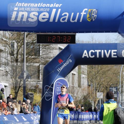 06.04.2025 - 44. Internationalen Wilhelmsburger Insellauf A. Gomolzig http://msf.ph/oto/7557371 06.04.2025 10:17:31 Ziel 3259, 4096, 4230 meine-sportfotos.de