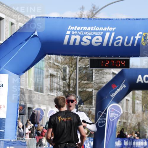 06.04.2025 - 44. Internationalen Wilhelmsburger Insellauf A. Gomolzig http://msf.ph/oto/7557407 06.04.2025 10:17:02 Ziel 3600, 4570 meine-sportfotos.de