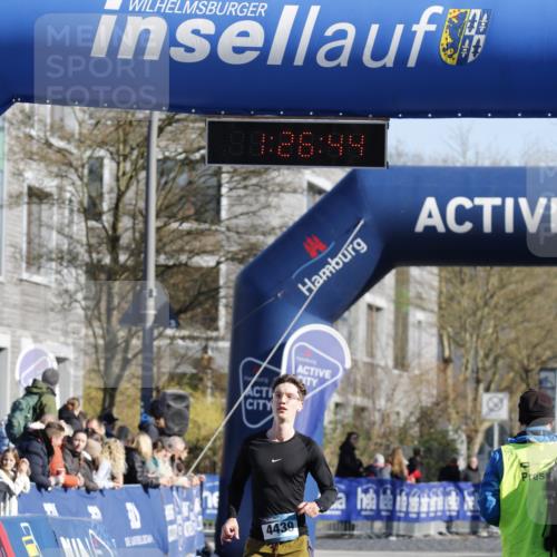 06.04.2025 - 44. Internationalen Wilhelmsburger Insellauf A. Gomolzig http://msf.ph/oto/7557425 06.04.2025 10:16:42 Ziel 4439 meine-sportfotos.de