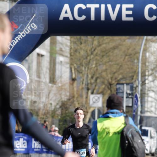 06.04.2025 - 44. Internationalen Wilhelmsburger Insellauf A. Gomolzig http://msf.ph/oto/7557431 06.04.2025 10:16:39 Ziel  meine-sportfotos.de