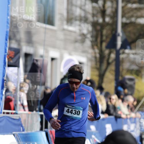 06.04.2025 - 44. Internationalen Wilhelmsburger Insellauf A. Gomolzig http://msf.ph/oto/7557434 06.04.2025 10:16:23 Ziel 4430 meine-sportfotos.de