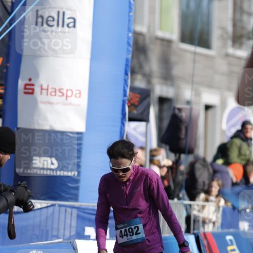 06.04.2025 - 44. Internationalen Wilhelmsburger Insellauf A. Gomolzig http://msf.ph/oto/7557444 06.04.2025 10:16:12 Ziel 4492 meine-sportfotos.de