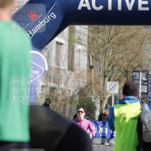 06.04.2025 - 44. Internationalen Wilhelmsburger Insellauf A. Gomolzig http://msf.ph/oto/7557449 06.04.2025 10:16:06 Ziel  meine-sportfotos.de