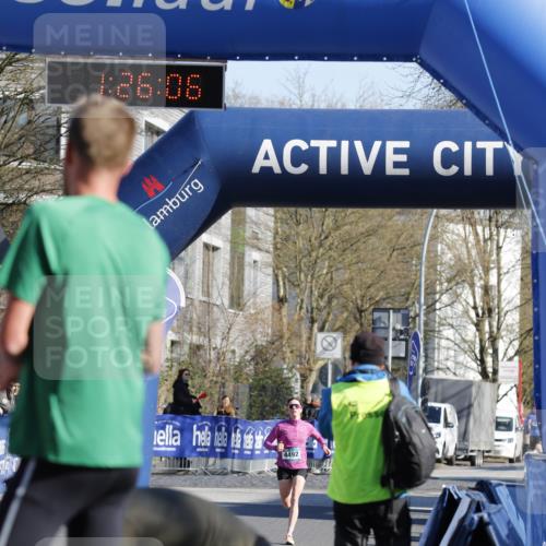 06.04.2025 - 44. Internationalen Wilhelmsburger Insellauf A. Gomolzig http://msf.ph/oto/7557452 06.04.2025 10:16:04 Ziel  meine-sportfotos.de