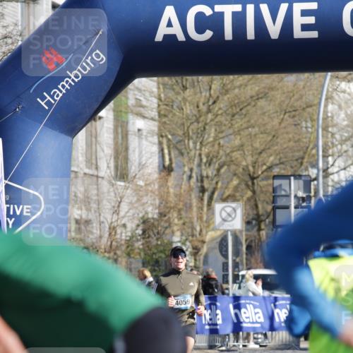 06.04.2025 - 44. Internationalen Wilhelmsburger Insellauf A. Gomolzig http://msf.ph/oto/7557456 06.04.2025 10:15:44 Ziel  meine-sportfotos.de