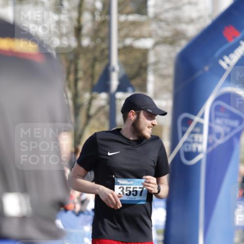 06.04.2025 - 44. Internationalen Wilhelmsburger Insellauf A. Gomolzig http://msf.ph/oto/7557473 06.04.2025 10:15:12 Ziel 3059, 3557 meine-sportfotos.de