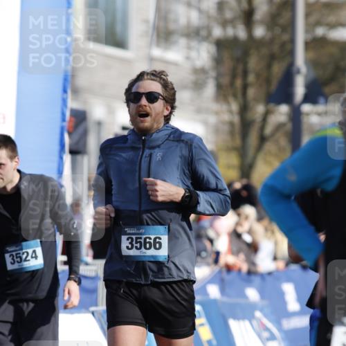 06.04.2025 - 44. Internationalen Wilhelmsburger Insellauf A. Gomolzig http://msf.ph/oto/7557484 06.04.2025 10:14:59 Ziel 3399, 3524, 3566, 3599 meine-sportfotos.de