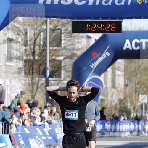 06.04.2025 - 44. Internationalen Wilhelmsburger Insellauf A. Gomolzig http://msf.ph/oto/7557516 06.04.2025 10:14:24 Ziel 3759, 3961, 4511 meine-sportfotos.de