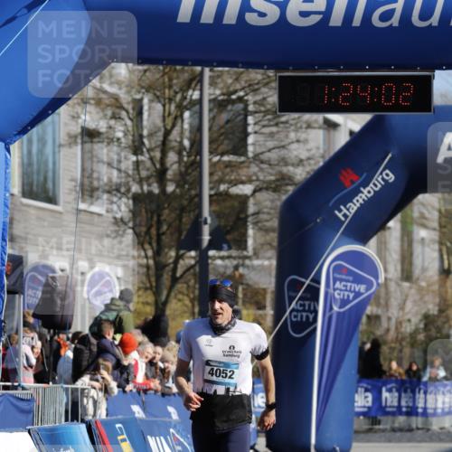 06.04.2025 - 44. Internationalen Wilhelmsburger Insellauf A. Gomolzig http://msf.ph/oto/7557566 06.04.2025 10:14:00 Ziel 3184, 3189, 4052, 4618 meine-sportfotos.de