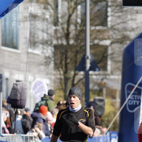 06.04.2025 - 44. Internationalen Wilhelmsburger Insellauf A. Gomolzig http://msf.ph/oto/7557589 06.04.2025 10:13:51 Ziel 4618 meine-sportfotos.de