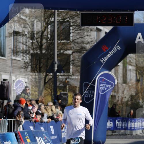 06.04.2025 - 44. Internationalen Wilhelmsburger Insellauf A. Gomolzig http://msf.ph/oto/7557653 06.04.2025 10:12:59 Ziel 4425 meine-sportfotos.de