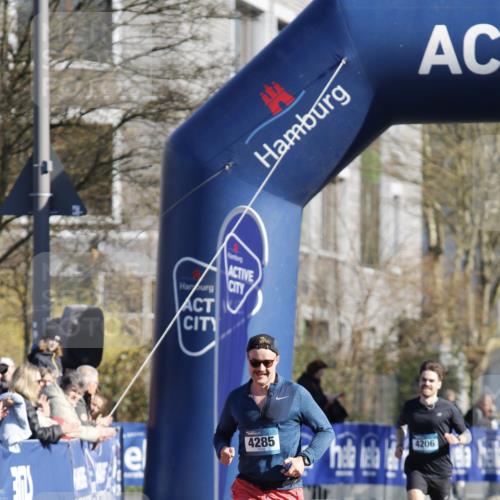 06.04.2025 - 44. Internationalen Wilhelmsburger Insellauf A. Gomolzig http://msf.ph/oto/7557691 06.04.2025 10:12:30 Ziel  meine-sportfotos.de