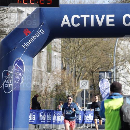 06.04.2025 - 44. Internationalen Wilhelmsburger Insellauf A. Gomolzig http://msf.ph/oto/7557708 06.04.2025 10:12:27 Ziel  meine-sportfotos.de