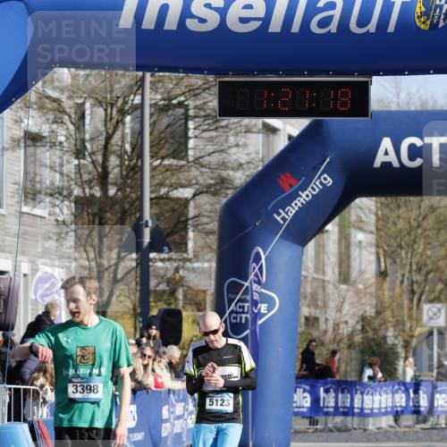 06.04.2025 - 44. Internationalen Wilhelmsburger Insellauf A. Gomolzig http://msf.ph/oto/7557749 06.04.2025 10:11:17 Ziel 3398, 5001, 5037, 5123 meine-sportfotos.de