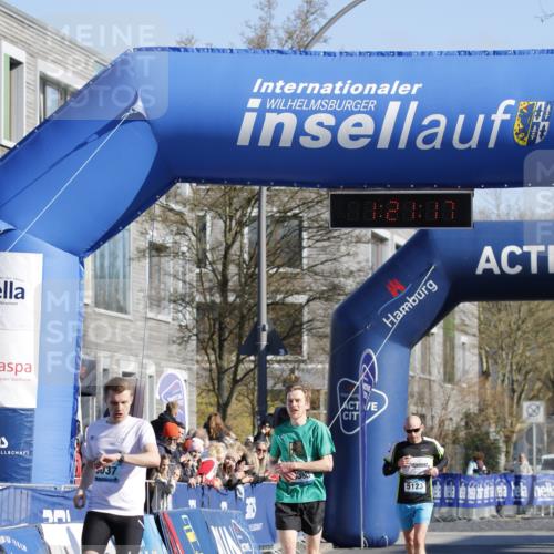 06.04.2025 - 44. Internationalen Wilhelmsburger Insellauf A. Gomolzig http://msf.ph/oto/7557756 06.04.2025 10:11:15 Ziel 3398, 5001, 5037 meine-sportfotos.de