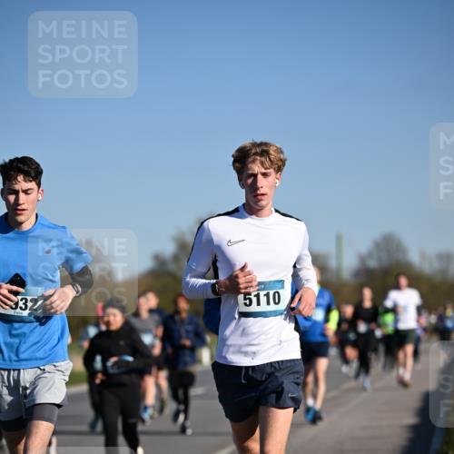 06.04.2025 - 44. Internationalen Wilhelmsburger Insellauf Dr. Thomas Lammeyer http://msf.ph/oto/7557757 06.04.2025 09:33:46 Laufen 32, 5110 meine-sportfotos.de