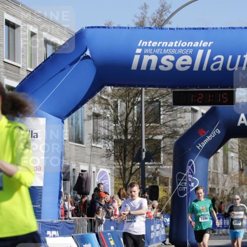 06.04.2025 - 44. Internationalen Wilhelmsburger Insellauf A. Gomolzig http://msf.ph/oto/7557759 06.04.2025 10:11:14 Ziel 3398, 5001, 5037 meine-sportfotos.de