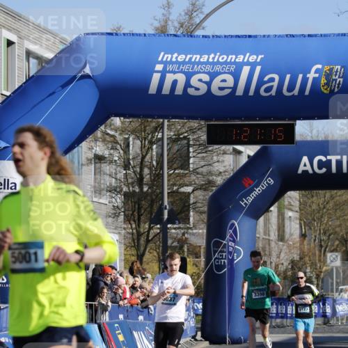 06.04.2025 - 44. Internationalen Wilhelmsburger Insellauf A. Gomolzig http://msf.ph/oto/7557762 06.04.2025 10:11:13 Ziel 5001, 5037 meine-sportfotos.de