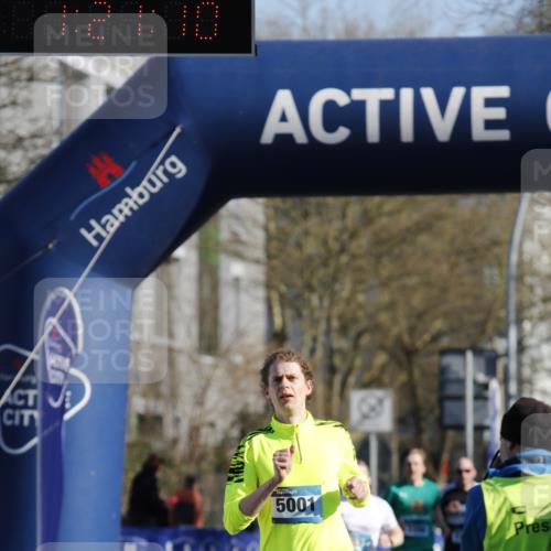 06.04.2025 - 44. Internationalen Wilhelmsburger Insellauf A. Gomolzig http://msf.ph/oto/7557778 06.04.2025 10:11:08 Ziel 5001 meine-sportfotos.de