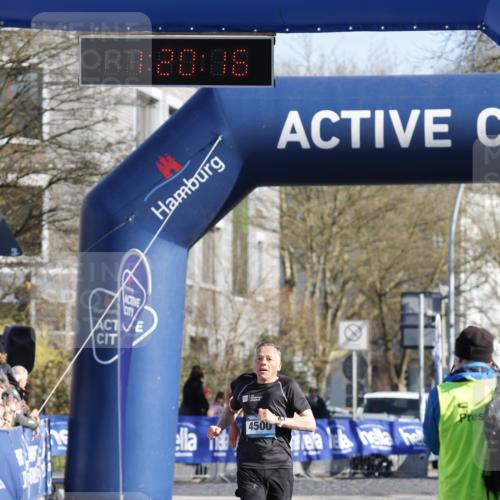 06.04.2025 - 44. Internationalen Wilhelmsburger Insellauf A. Gomolzig http://msf.ph/oto/7557804 06.04.2025 10:10:15 Ziel 4500 meine-sportfotos.de