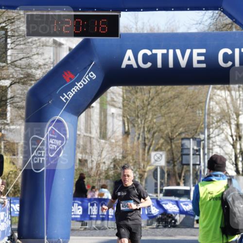06.04.2025 - 44. Internationalen Wilhelmsburger Insellauf A. Gomolzig http://msf.ph/oto/7557807 06.04.2025 10:10:14 Ziel  meine-sportfotos.de