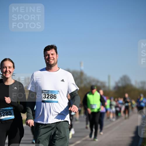 06.04.2025 - 44. Internationalen Wilhelmsburger Insellauf Dr. Thomas Lammeyer http://msf.ph/oto/7557941 06.04.2025 09:33:56 Laufen 3285, 3286 meine-sportfotos.de