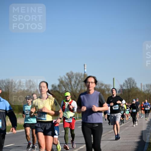 06.04.2025 - 44. Internationalen Wilhelmsburger Insellauf Dr. Thomas Lammeyer http://msf.ph/oto/7558147 06.04.2025 09:34:15 Laufen 423, 3888, 4447, 3689 meine-sportfotos.de