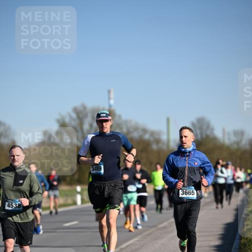 06.04.2025 - 44. Internationalen Wilhelmsburger Insellauf Dr. Thomas Lammeyer http://msf.ph/oto/7558299 06.04.2025 09:34:29 Laufen 4538, 3489, 3665 meine-sportfotos.de