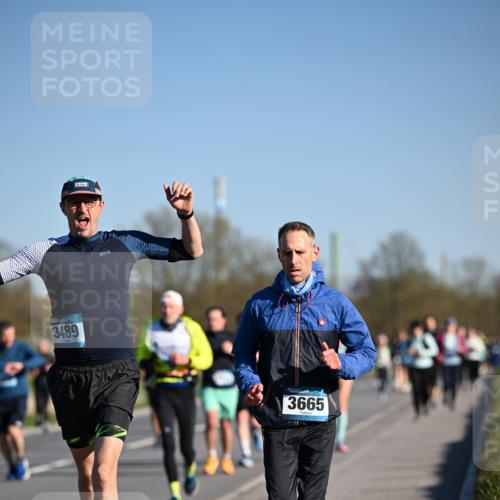 06.04.2025 - 44. Internationalen Wilhelmsburger Insellauf Dr. Thomas Lammeyer http://msf.ph/oto/7558322 06.04.2025 09:34:30 Laufen 3489, 3665 meine-sportfotos.de