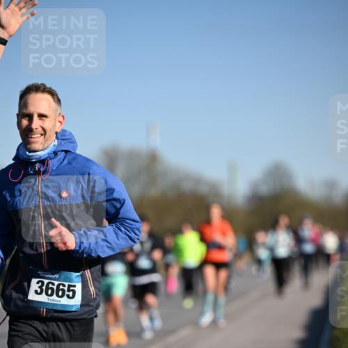 06.04.2025 - 44. Internationalen Wilhelmsburger Insellauf Dr. Thomas Lammeyer http://msf.ph/oto/7558358 06.04.2025 09:34:32 Laufen 3665 meine-sportfotos.de