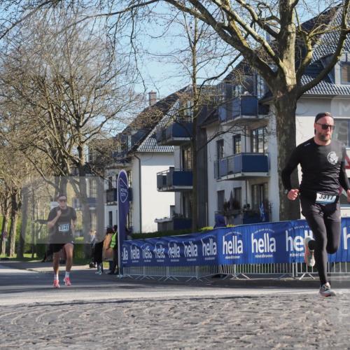 06.04.2025 - 44. Internationalen Wilhelmsburger Insellauf Luisa Fischer http://msf.ph/oto/7558521 06.04.2025 10:24:42 Ziel 4617, 3341, 3317 meine-sportfotos.de