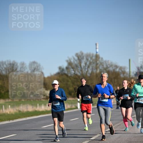06.04.2025 - 44. Internationalen Wilhelmsburger Insellauf Dr. Thomas Lammeyer http://msf.ph/oto/7558901 06.04.2025 09:35:00 Laufen 425, 3073, 4260, 3981, 4143 meine-sportfotos.de