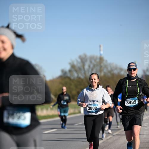 06.04.2025 - 44. Internationalen Wilhelmsburger Insellauf Dr. Thomas Lammeyer http://msf.ph/oto/7559234 06.04.2025 09:35:12 Laufen 1895, 3882, 3485 meine-sportfotos.de