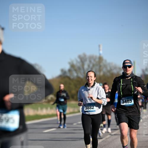 06.04.2025 - 44. Internationalen Wilhelmsburger Insellauf Dr. Thomas Lammeyer http://msf.ph/oto/7559240 06.04.2025 09:35:12 Laufen 695, 3882, 3485 meine-sportfotos.de