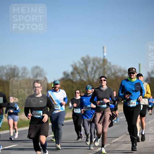 06.04.2025 - 44. Internationalen Wilhelmsburger Insellauf Dr. Thomas Lammeyer http://msf.ph/oto/7559376 06.04.2025 09:35:17 Laufen 3083, 082, 562, 3930, 4594, 3990 meine-sportfotos.de