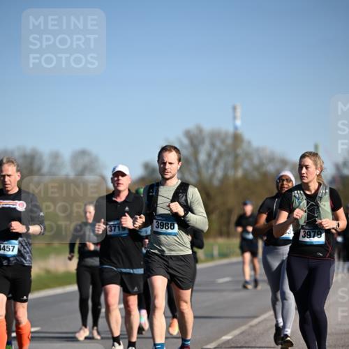 06.04.2025 - 44. Internationalen Wilhelmsburger Insellauf Dr. Thomas Lammeyer http://msf.ph/oto/7560488 06.04.2025 09:35:54 Laufen 4457, 3980, 3979 meine-sportfotos.de