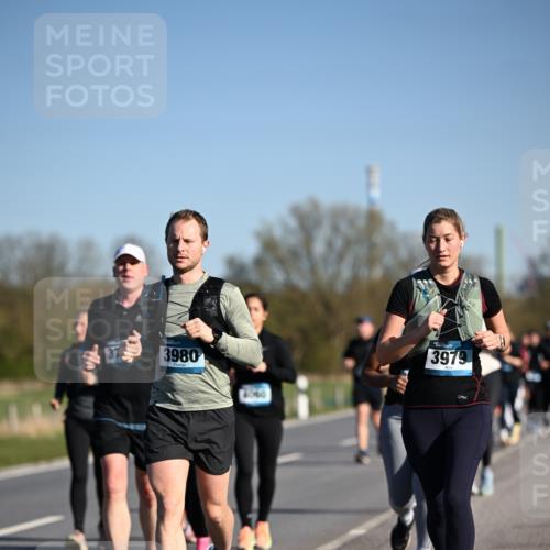 06.04.2025 - 44. Internationalen Wilhelmsburger Insellauf Dr. Thomas Lammeyer http://msf.ph/oto/7560510 06.04.2025 09:35:55 Laufen 37, 3980, 3979 meine-sportfotos.de