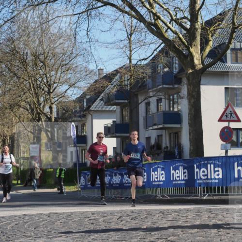 06.04.2025 - 44. Internationalen Wilhelmsburger Insellauf Luisa Fischer http://msf.ph/oto/7560694 06.04.2025 10:28:22 Ziel 4250, 4263, 4174 meine-sportfotos.de